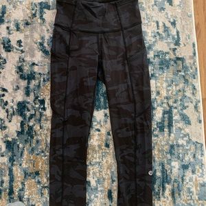 Lululemon Camo Crops Fast & Free 19” Like New